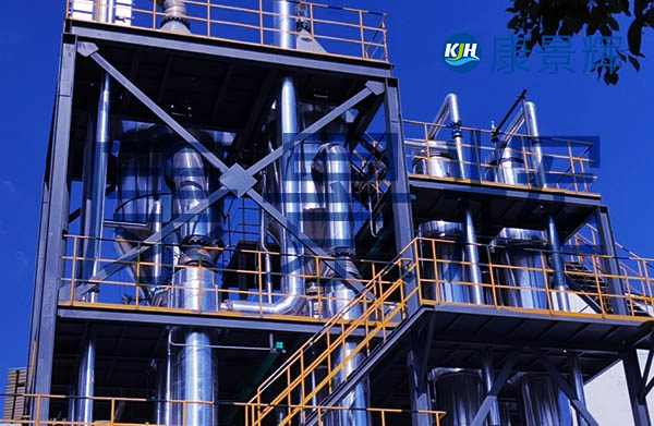 多效降膜蒸發(fā)器可以根據(jù)項(xiàng)目具體情況，選擇雙效、三效、四效、甚至五效的蒸發(fā)結(jié)晶系統(tǒng)，具有濃縮比大、粘度覆蓋范圍廣、傳熱效率高的特點(diǎn)