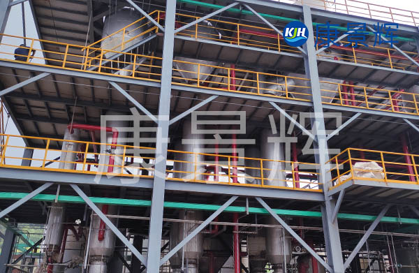 此套三效強(qiáng)制循環(huán)蒸發(fā)器運(yùn)行成本低，廢水回收效率能達(dá)到95%以上